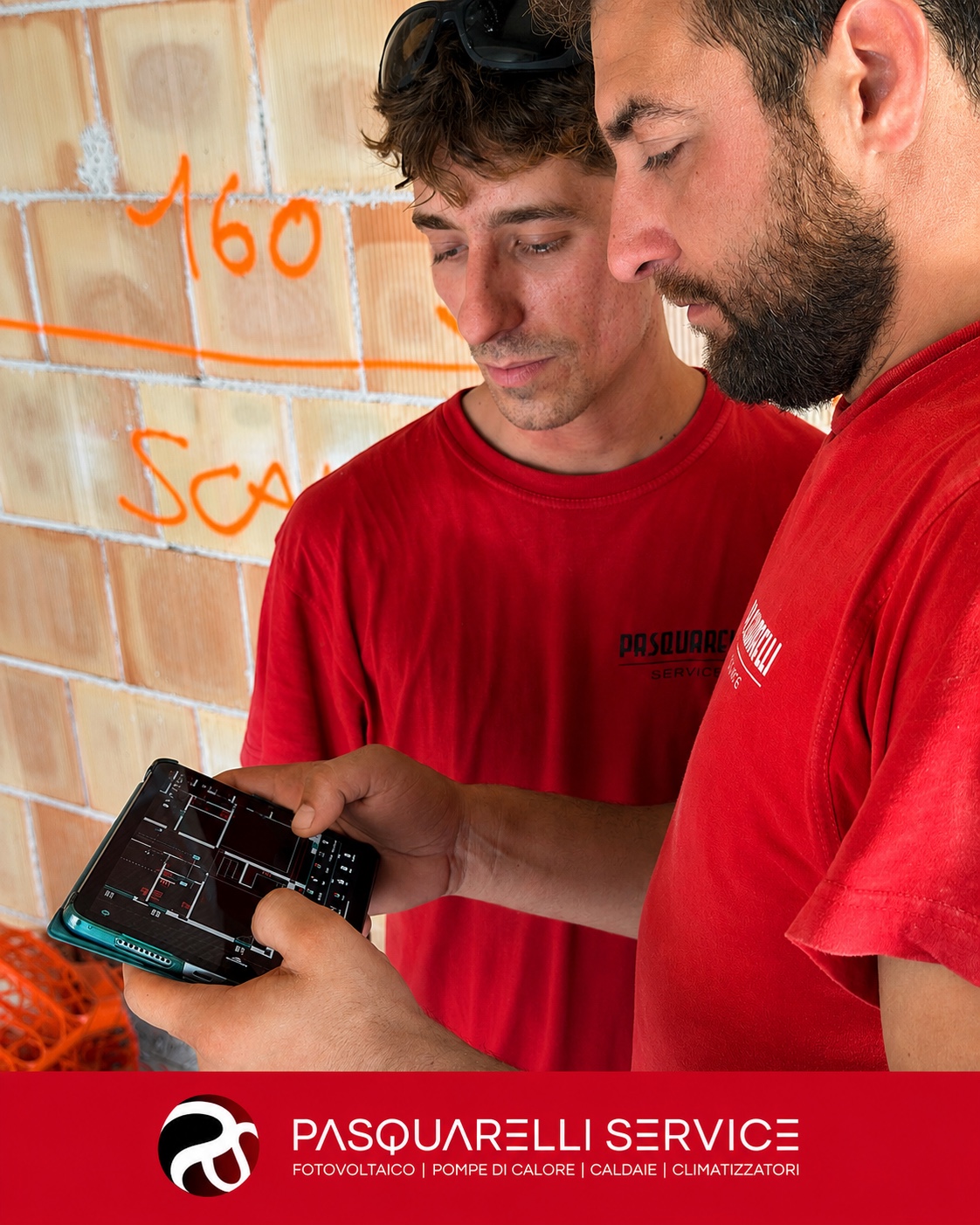 Due tecnici confrontano il progetto direttamente in cantiere