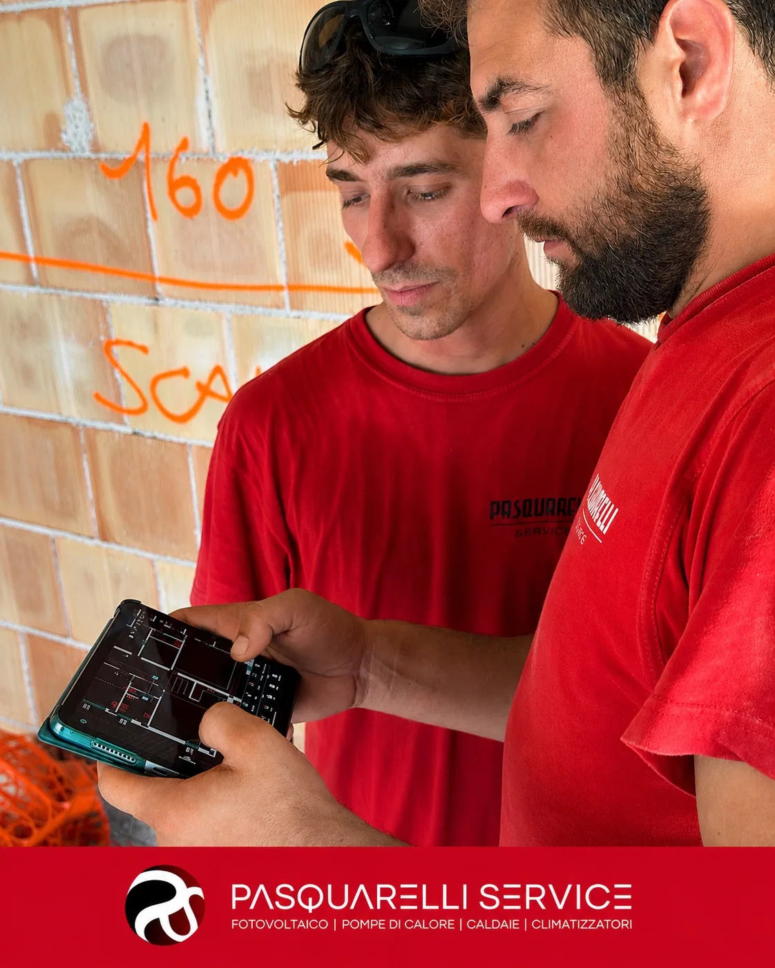 Due tecnici confrontano il progetto direttamente in cantiere