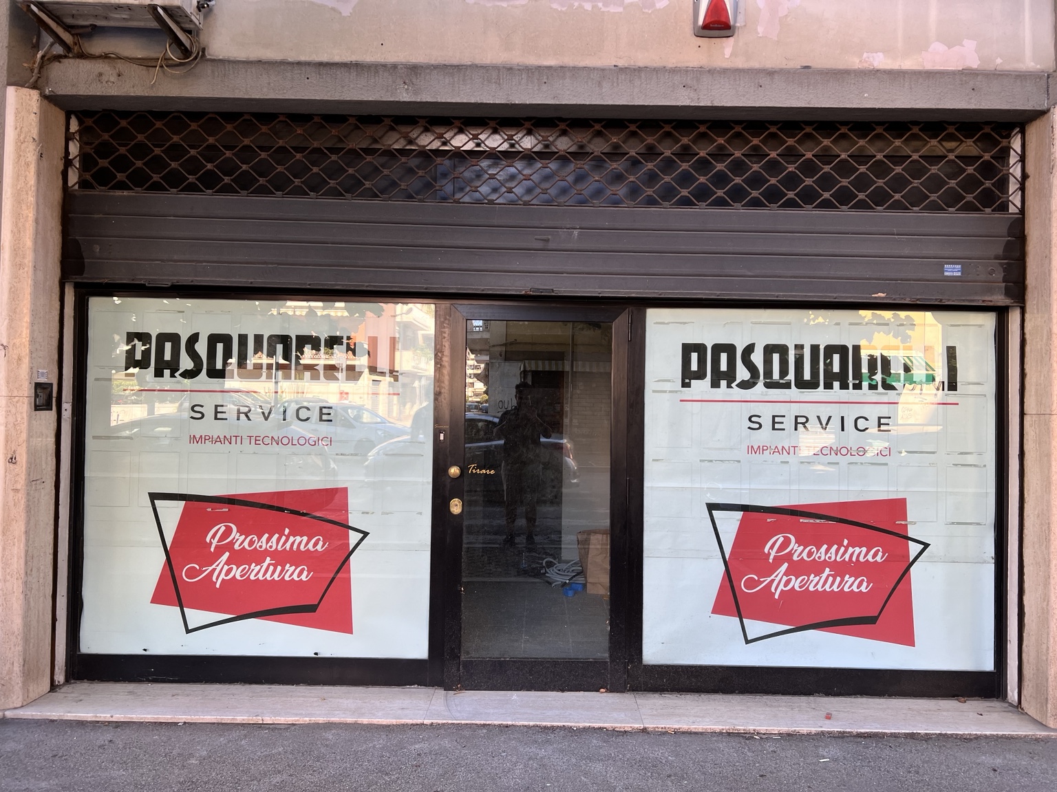 La vetrina di Pescara durante i preparativi per l’apertura