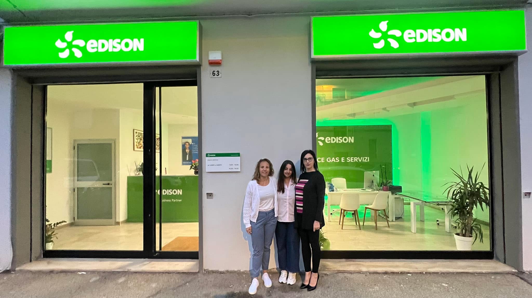 Laura, Anna e Tina davanti alla sede Edison Energia di via Mascilongo 63 a Termoli