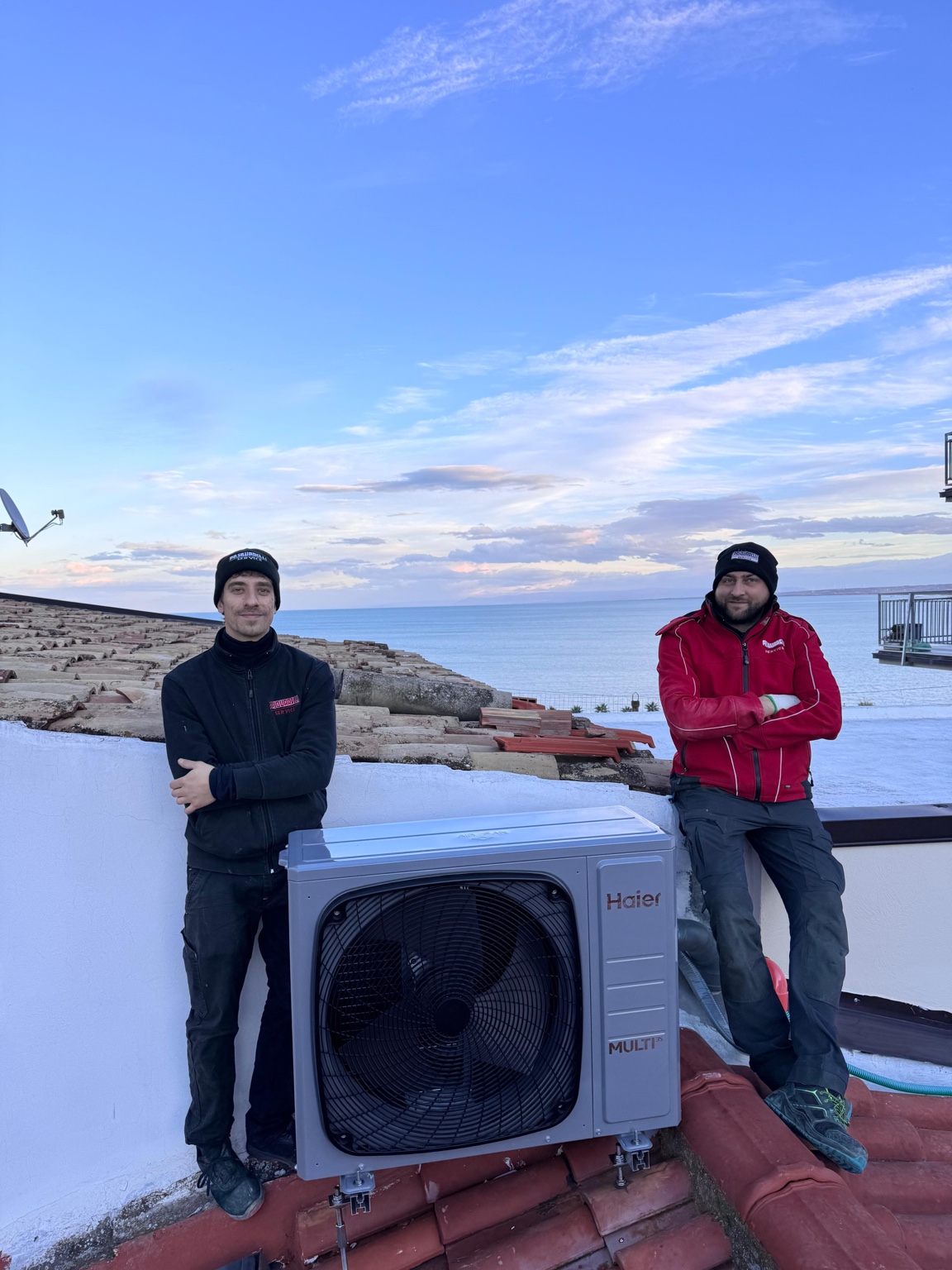 Alessio, apprendista, e Adrian durante un’installazione di una pompa di calore